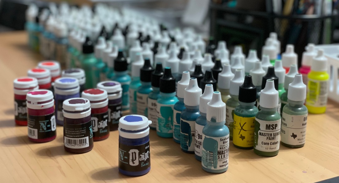 Finally own a paint station worth sharing. : r/minipainting